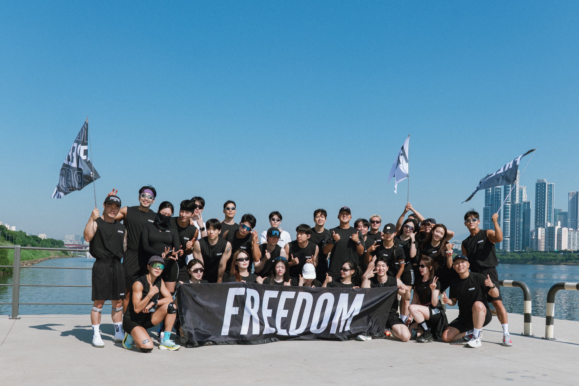 프리덤(FREEDOM) 러닝 크루 한강 단체 기념 촬영 — FREEDOM 배너와 깃발