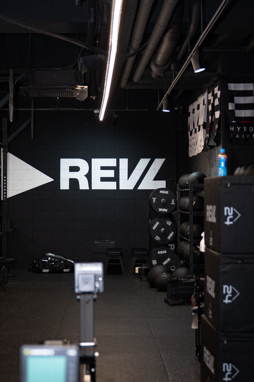 강남 REVL 하이록스 트레이닝 센터 실내 — REVL 로고 벽과 하이록스 도시 배너