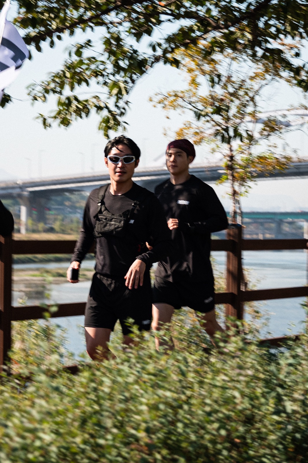 한강 다리를 배경으로 달리는 두 참가자, 의도된 모션블러