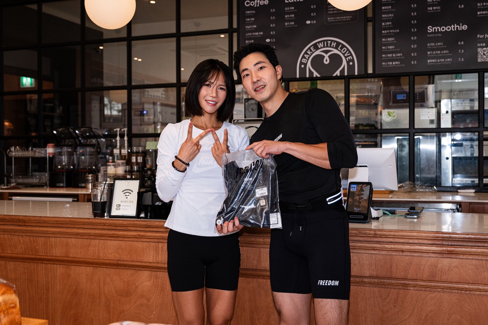 완주 후 베이커리 카운터에서 나누는 하이파이브