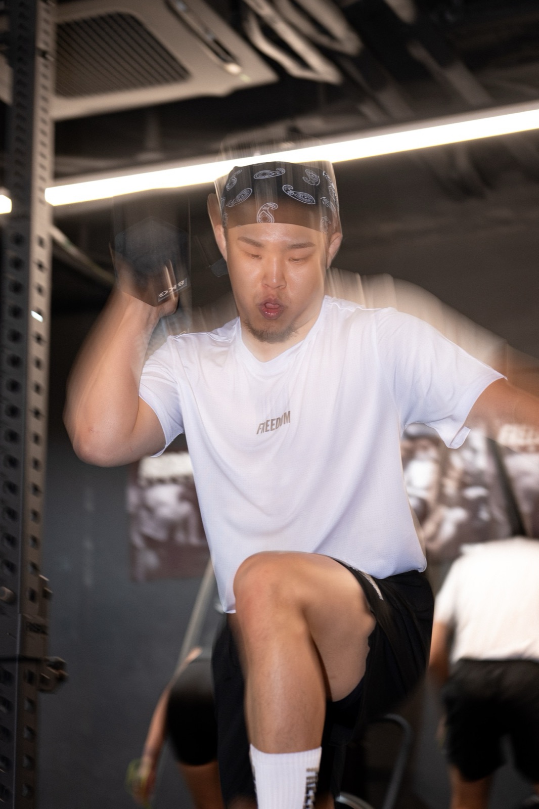 하이록스 사진 — 케틀벨 클린 직전의 팽팽한 자세, 레블 x 프리덤 하이록스 클래스