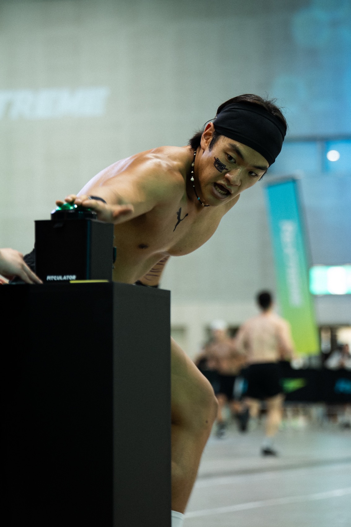 2026년 8월 실내 피트니스 레이스 피니시에서 타이밍 버튼을 누르는 선수