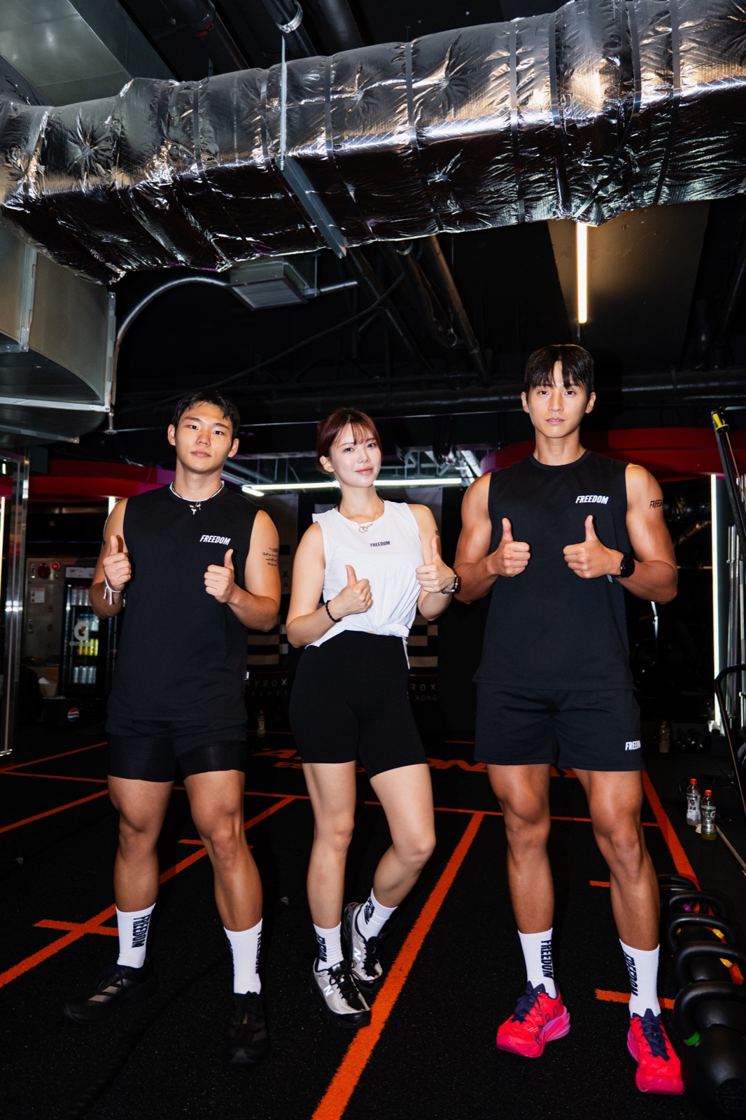 프리덤 유니폼을 맞춰 입은 참가자들의 단체 컷 — SWEAT MONDAY 현장